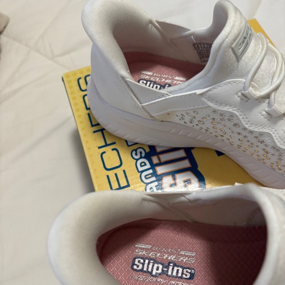Skechers slip ins white tennies - Picture 3 of 4